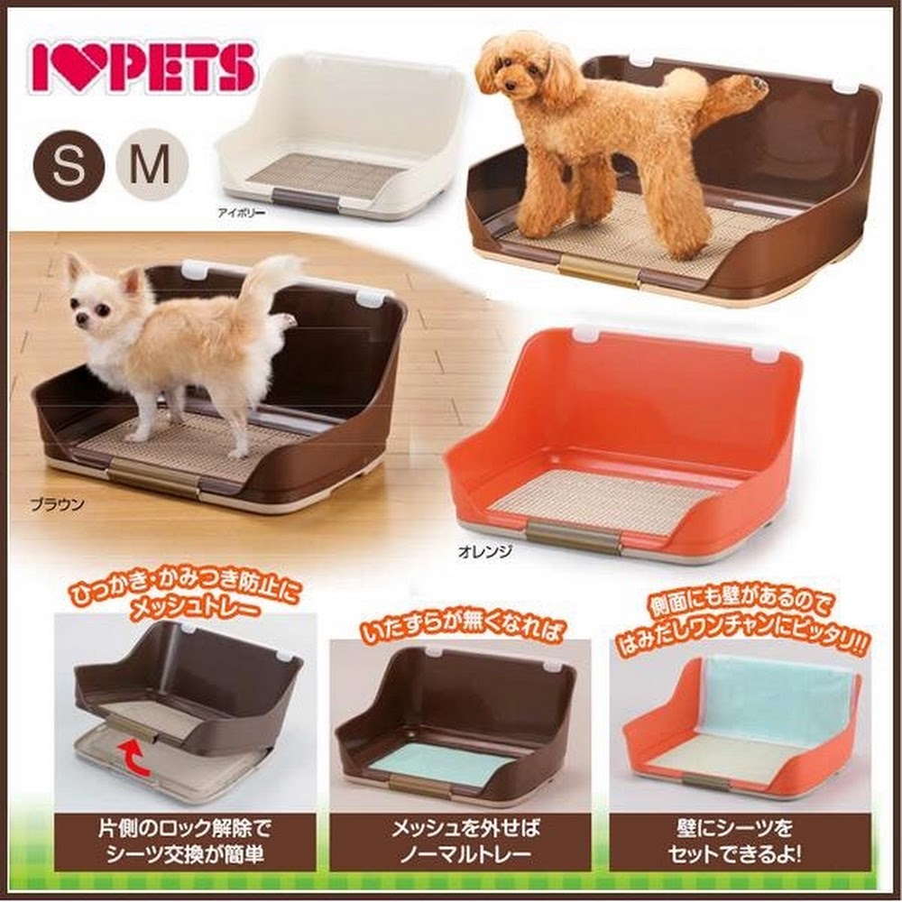 日本I LOVE PETS防濺狗尿盆-SM雙尺寸三色功能介紹海報 • 這款日本熱銷的 L 型可立式寵物便盆功能齊全。海報中標示了 S 與 M 碼雙規格,並展示米色、深褐色與橘色款式及犬隻使用照。下方詳細圖解三大日系貼心設計:1. 單側扣鎖一秒掀蓋輕鬆換尿布、2. 拆掉網格可當作普通平放尿盆使用、3. 側邊高防濺牆可單獨鋪設固定尿墊,完美解決公狗抬腿尿尿與毛孩撕咬尿墊的困擾。