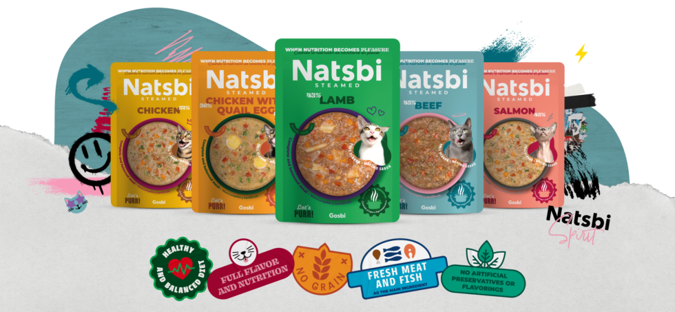 Gosbi Natsbi Steamed 貓用蒸煮鮮食包系列 Natsbi 品牌推出的五款貓用蒸煮主食包,主打高鮮肉含量與天然營養。從左至右的口味分別為:雞肉、雞肉鵪鶉蛋、羊肉、牛肉及鮭魚。包裝下方標示了該系列的核心特色,包括健康均衡飲食、無穀配方、以新鮮肉類與海鮮為主成分,且不添加人工防腐劑與色素。