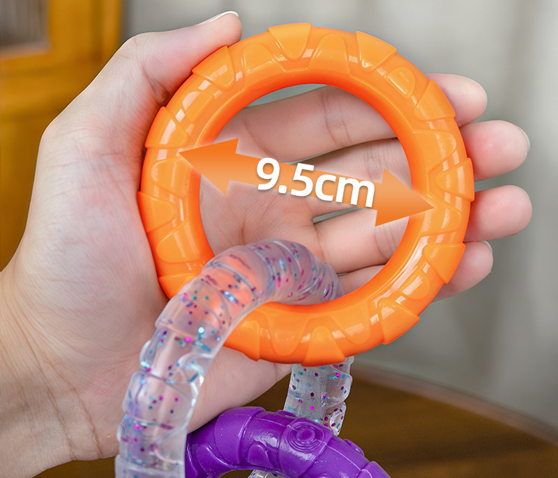 玩具單環外徑約為 9.5cm，大小適中，不論是主人抓握還是狗狗咬啣都非常順手。